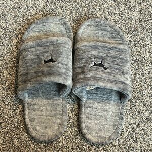 Women’s gray PINK slippers, size US 7-8